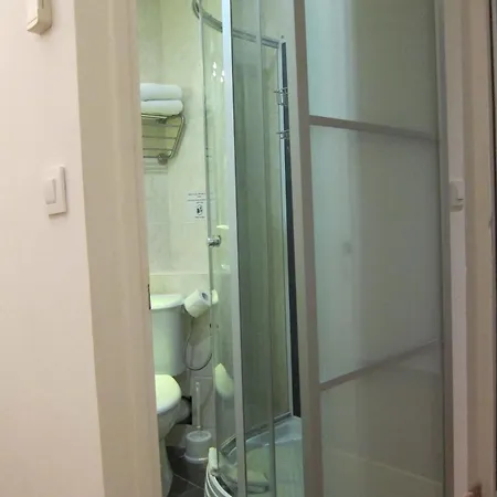 Brit Colbert Антіб