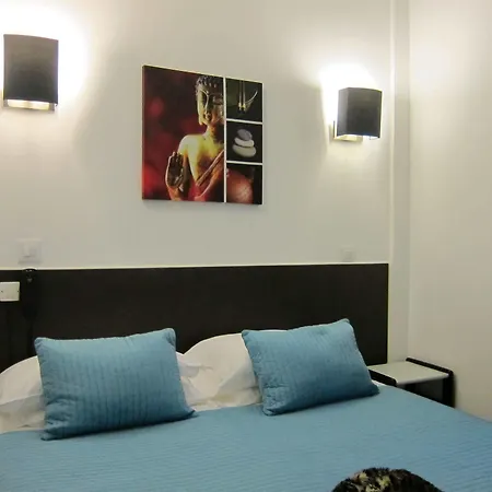 Brit Colbert Антіб